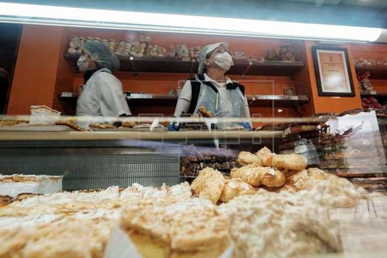Imagen de archivo de un obrador de Gran Canaria que tuvo que hacer un ERTE al inicio de la pandemia / EFE / Ángel Medina G.